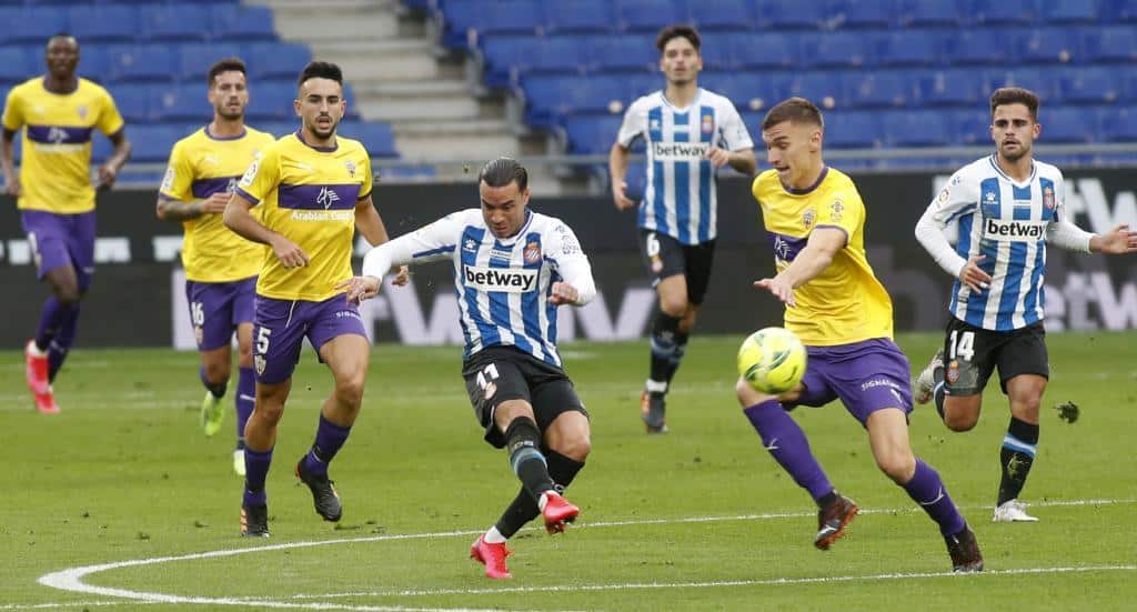 Raúl de Tomás marca el golazo del año en Segunda... ¡desde su propio campo!