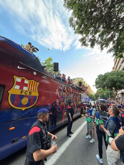 Este Barça sí engancha a la gente, como se ha demostrado en una Rúa masiva